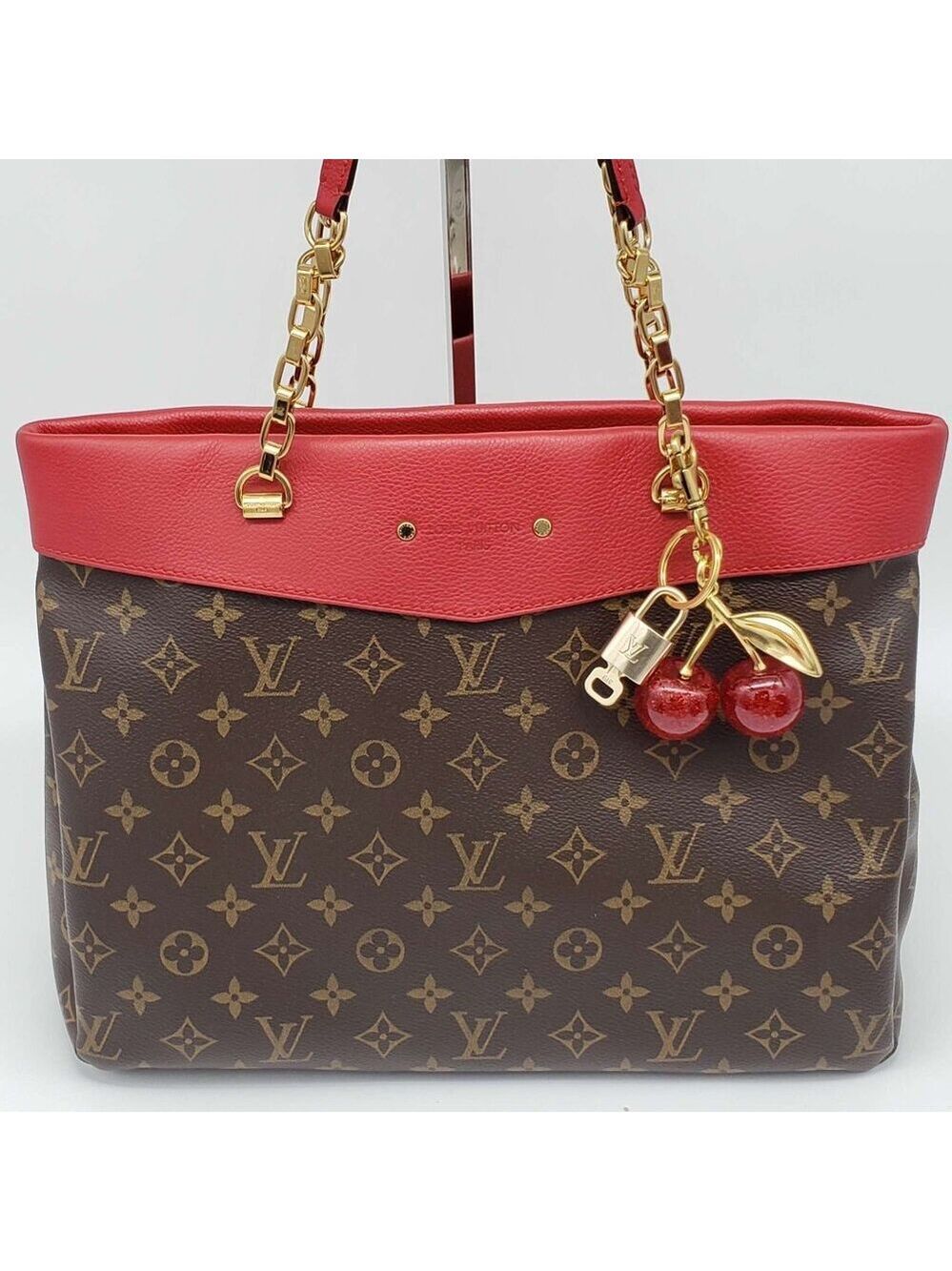 Louis Vuitton Authentic Gold Padlock 🔑 Key + Stylish Bag Unbranded Apple Charm - Picture 2 of 8